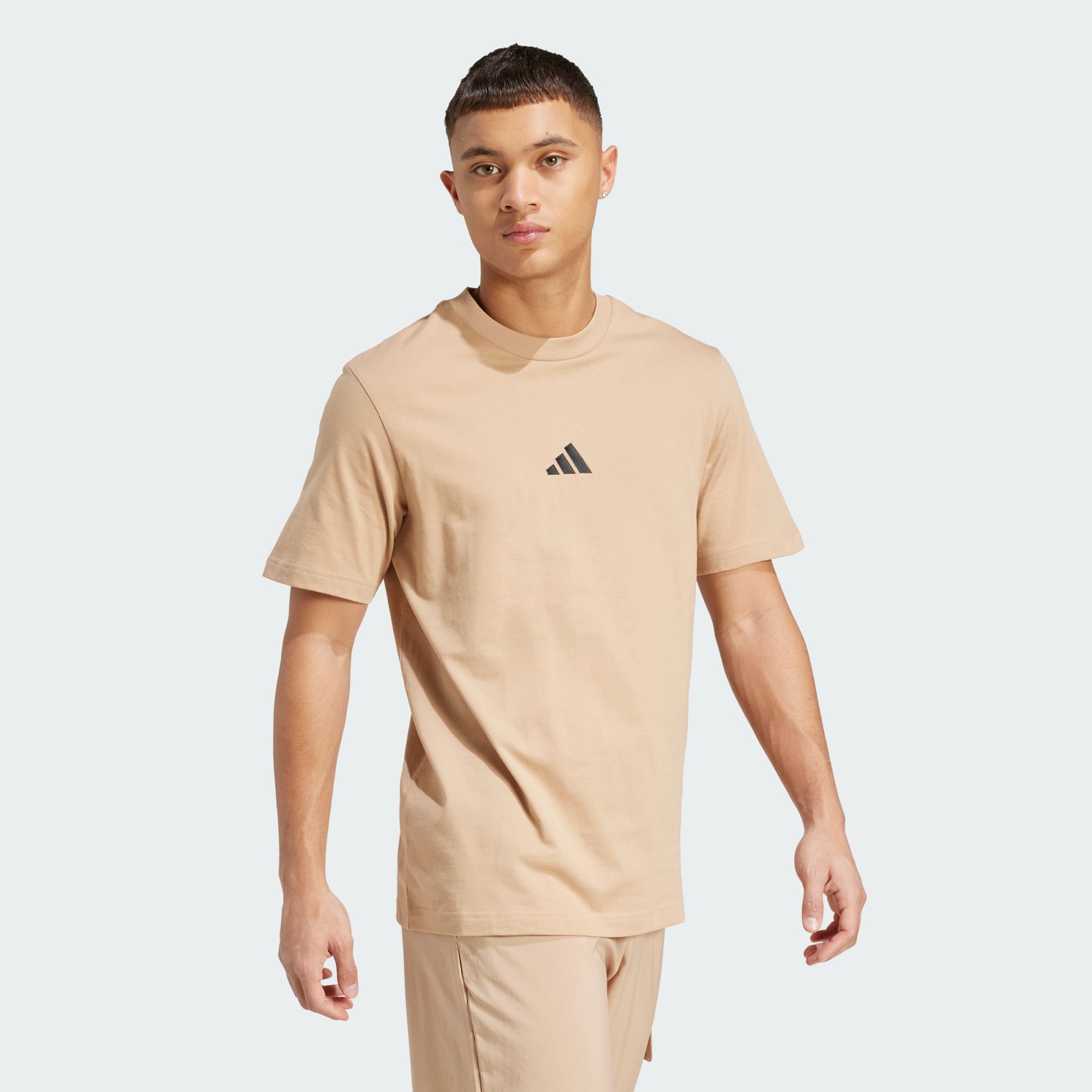 ADIDAS MEN'S SMALL LOGO SINGLE JERSEY SANDSTONE TEE