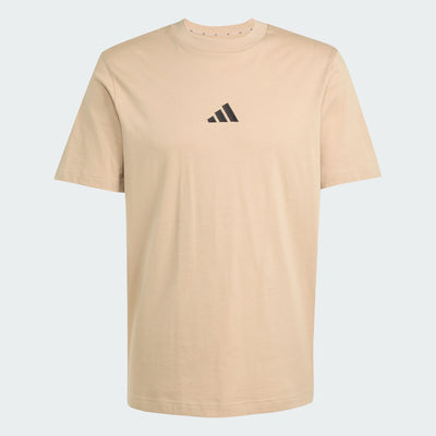 ADIDAS MEN'S SMALL LOGO SINGLE JERSEY SANDSTONE TEE
