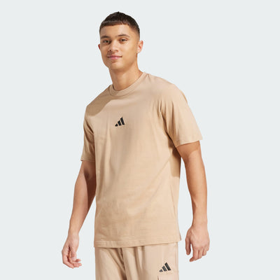 ADIDAS MEN'S SMALL LOGO SINGLE JERSEY SANDSTONE TEE
