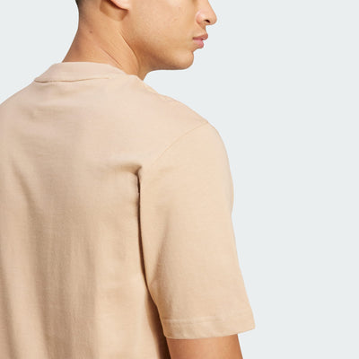 ADIDAS MEN'S SMALL LOGO SINGLE JERSEY SANDSTONE TEE