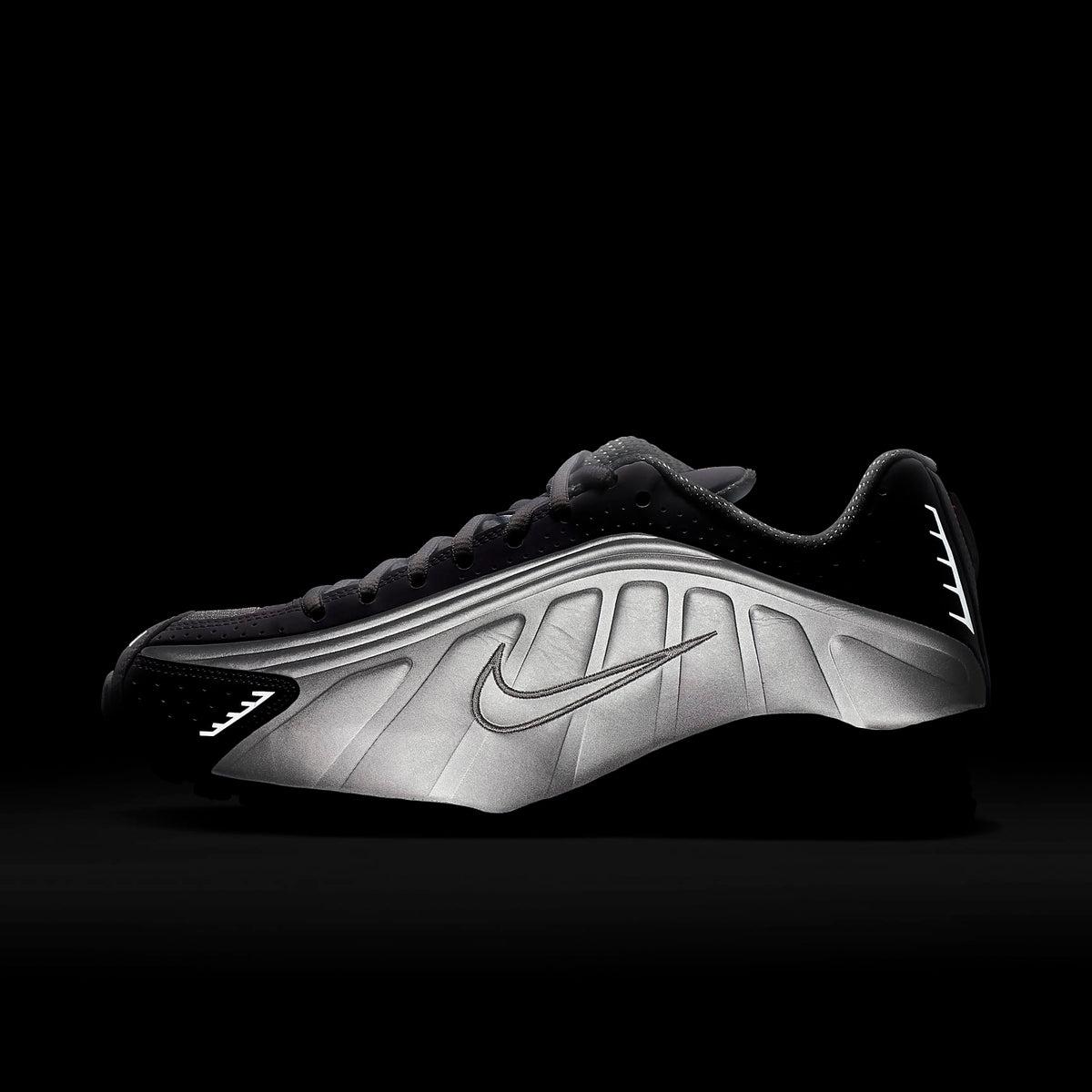 Nike Womens Shox R4 White/Metallic Silver studio shot