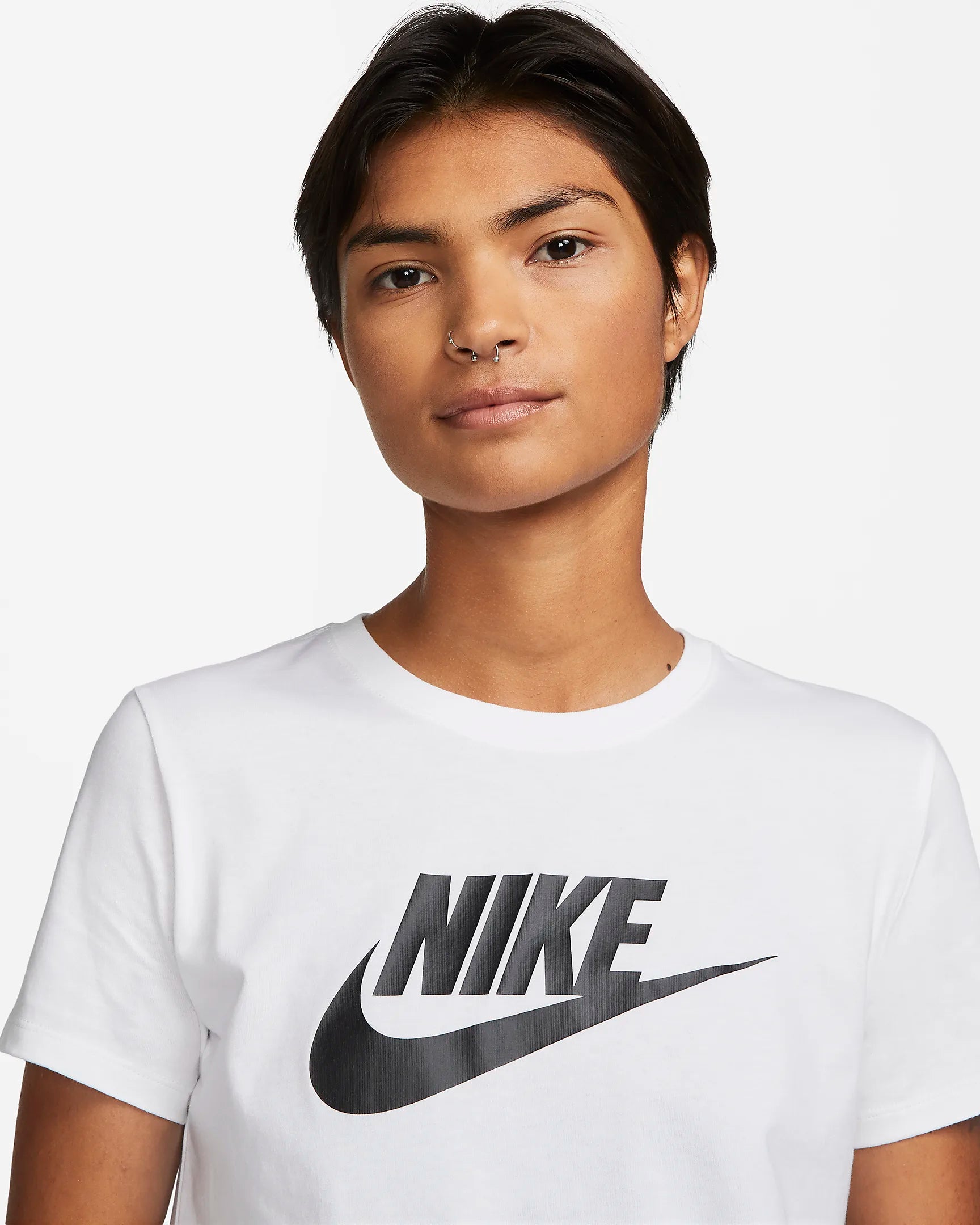 Nike NIKE WOMEN'S SPORTSWEAR ESSENTIALS LOGO WHITE TEE - INSPORT