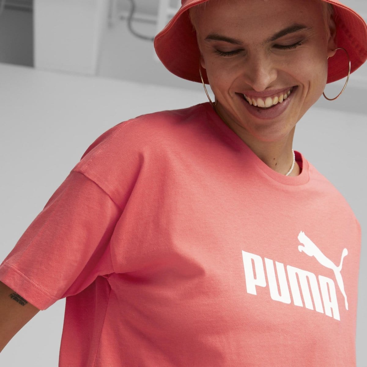 Puma PUMA WOMEN'S ESSENTIALS LOGO CROPPED BRIGHT PINK TEE - INSPORT